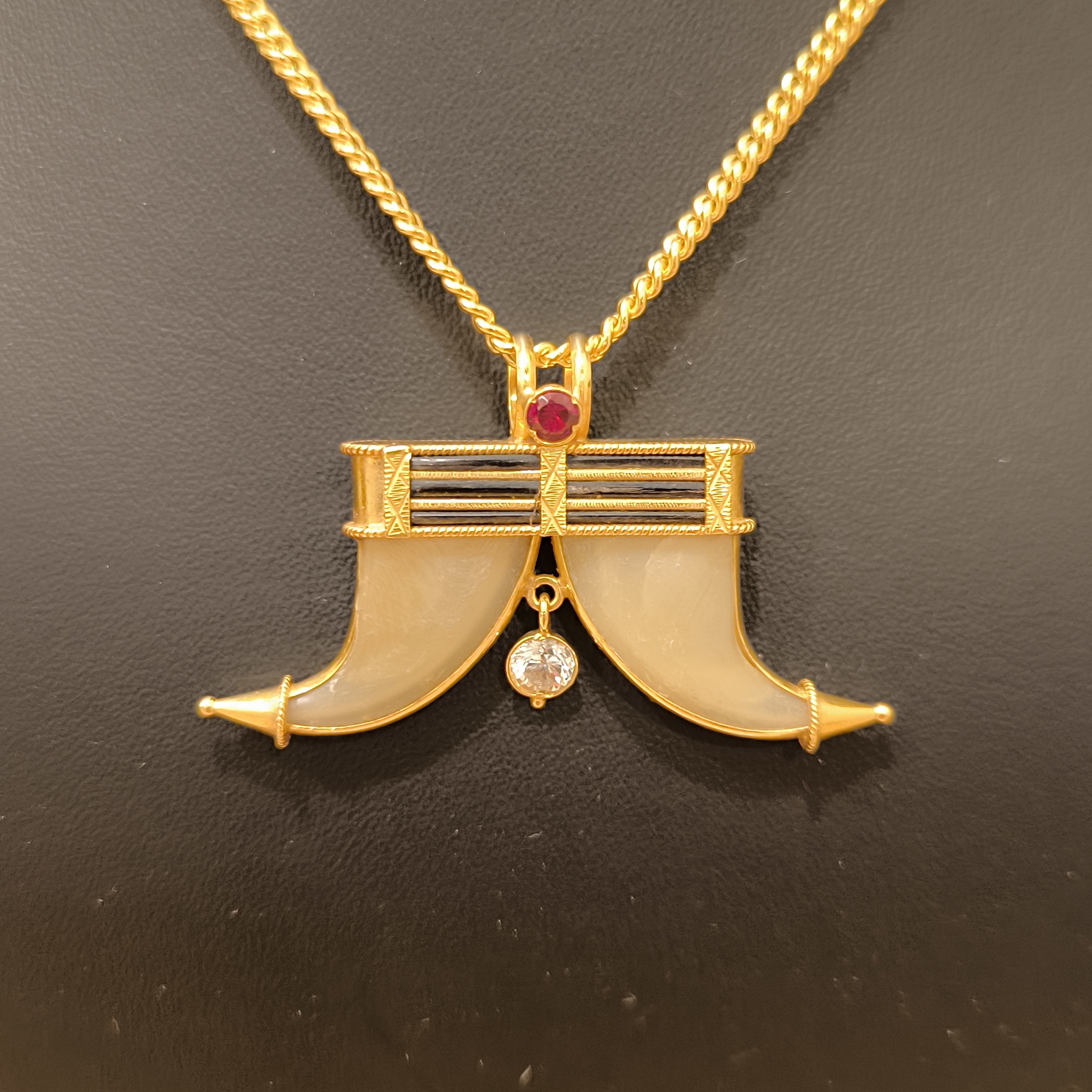 916 (22K) Yellow Gold Tiger Claw Pendant  Traditional Puligoru Ruby & Zircon (3)
