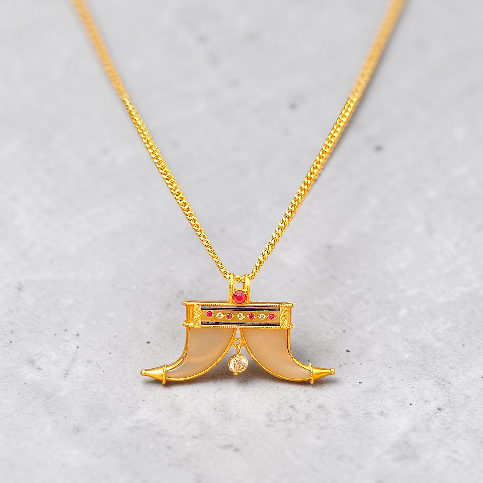 9.11g Yellow Gold Tiger Claw Pendant  Traditional Puligoru Ruby & Zircon1