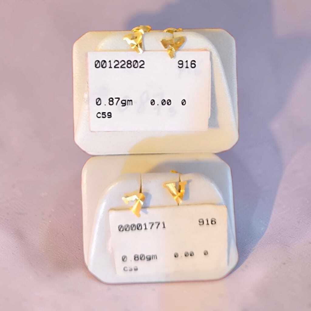 ALPHABET 'V' STUD EARRING