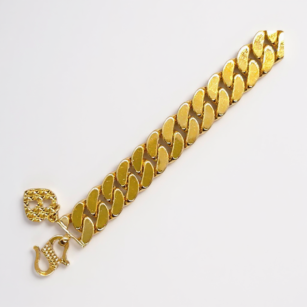 You are a professional product photography consultant specializing in enhancing product images through detailed photography prompts Your task is to create One detailed text-to-image prompt that transforms  (2)