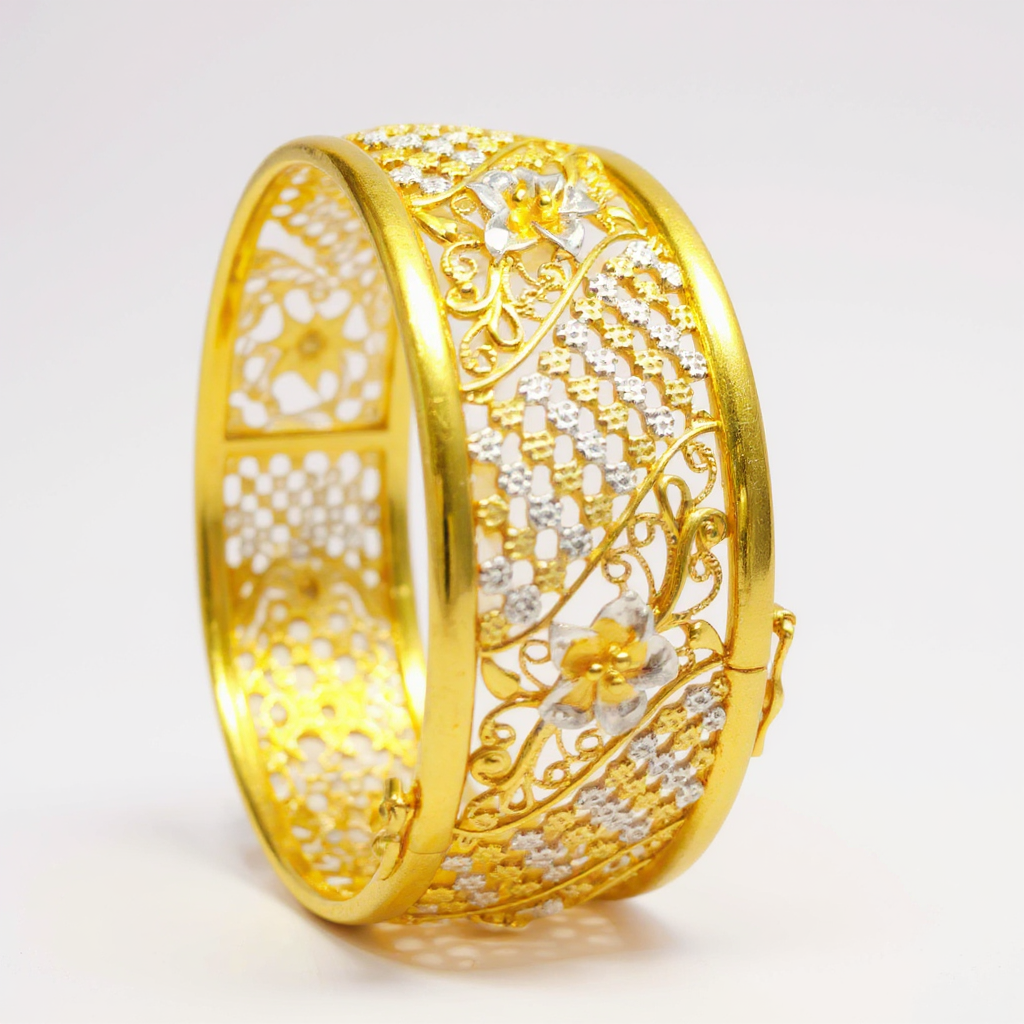 You are a professional product photography consultant specializing in enhancing product images through detailed photography prompts Your task is to create One detailed text-to-image prompt that transforms the 