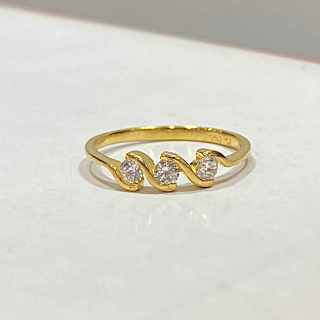 36148 - 18k-750-gold-three-stone-ring (7)