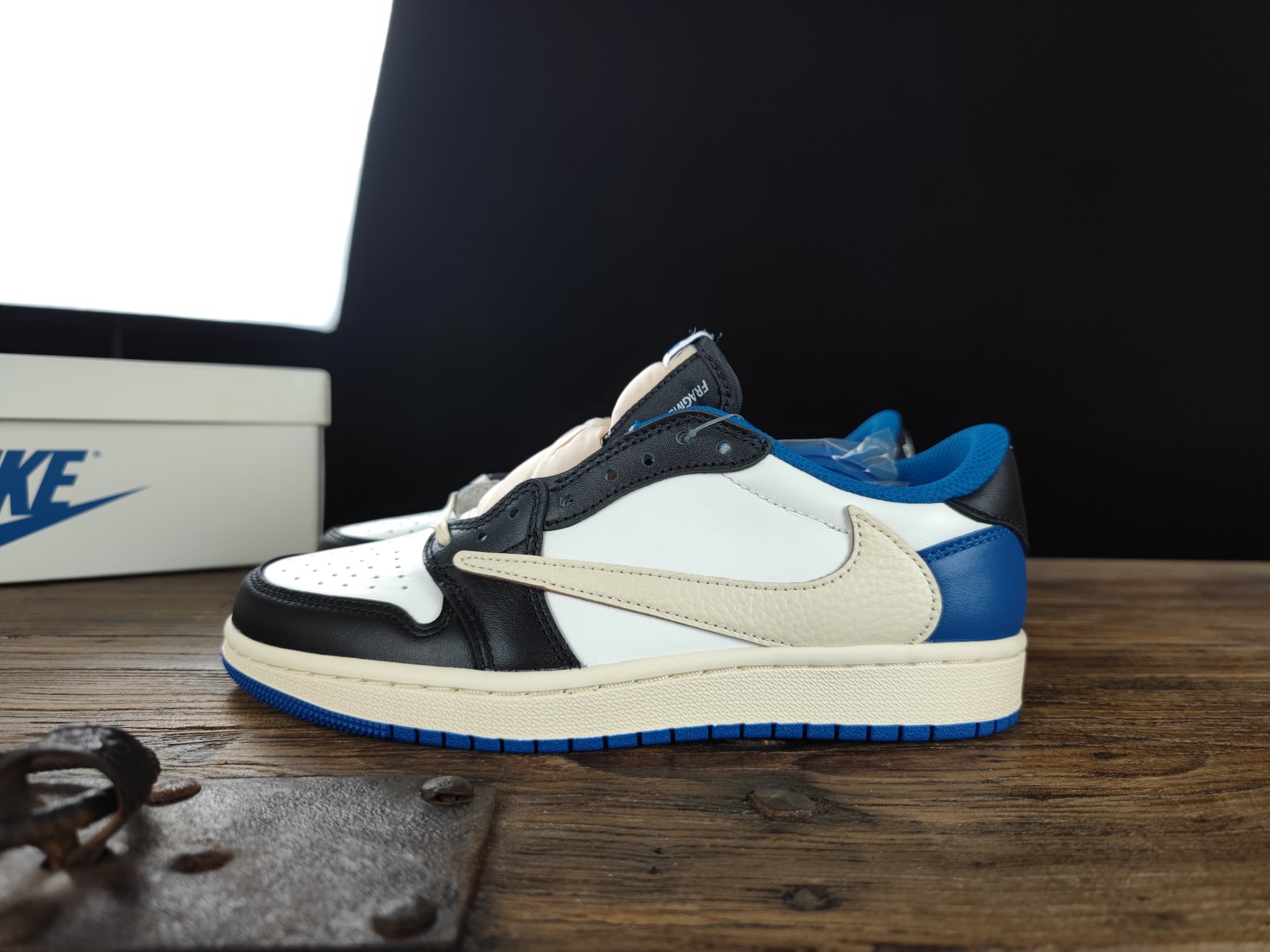 travis-scott-fragment-blue-insole-logo.jpg