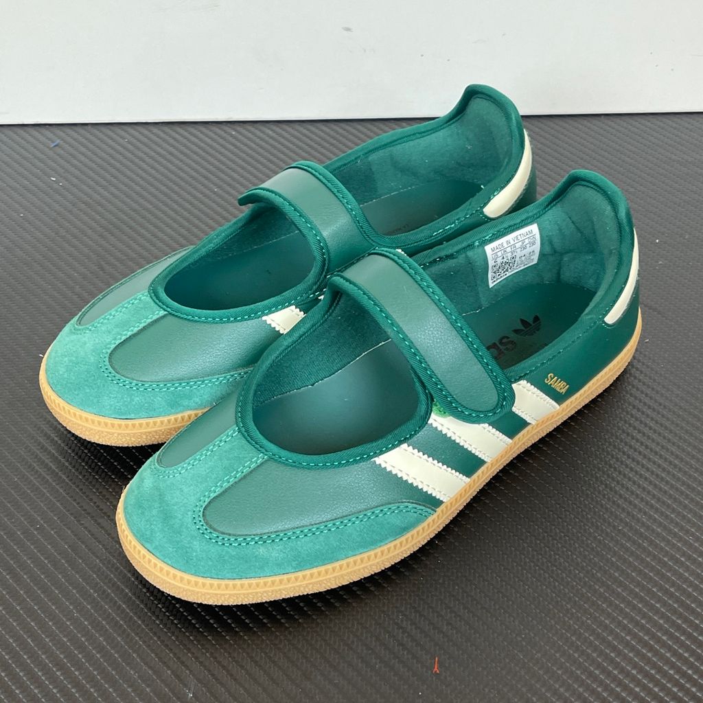 Side profile of the adidas Samba Jane Green White Gum Women's sneaker JR7340, featuring a rich green upper, crisp white serrated 3-Stripes, an adjustable midfoot strap, and a classic gum rubber outsole. Available in Singapore and Malaysia..jpg