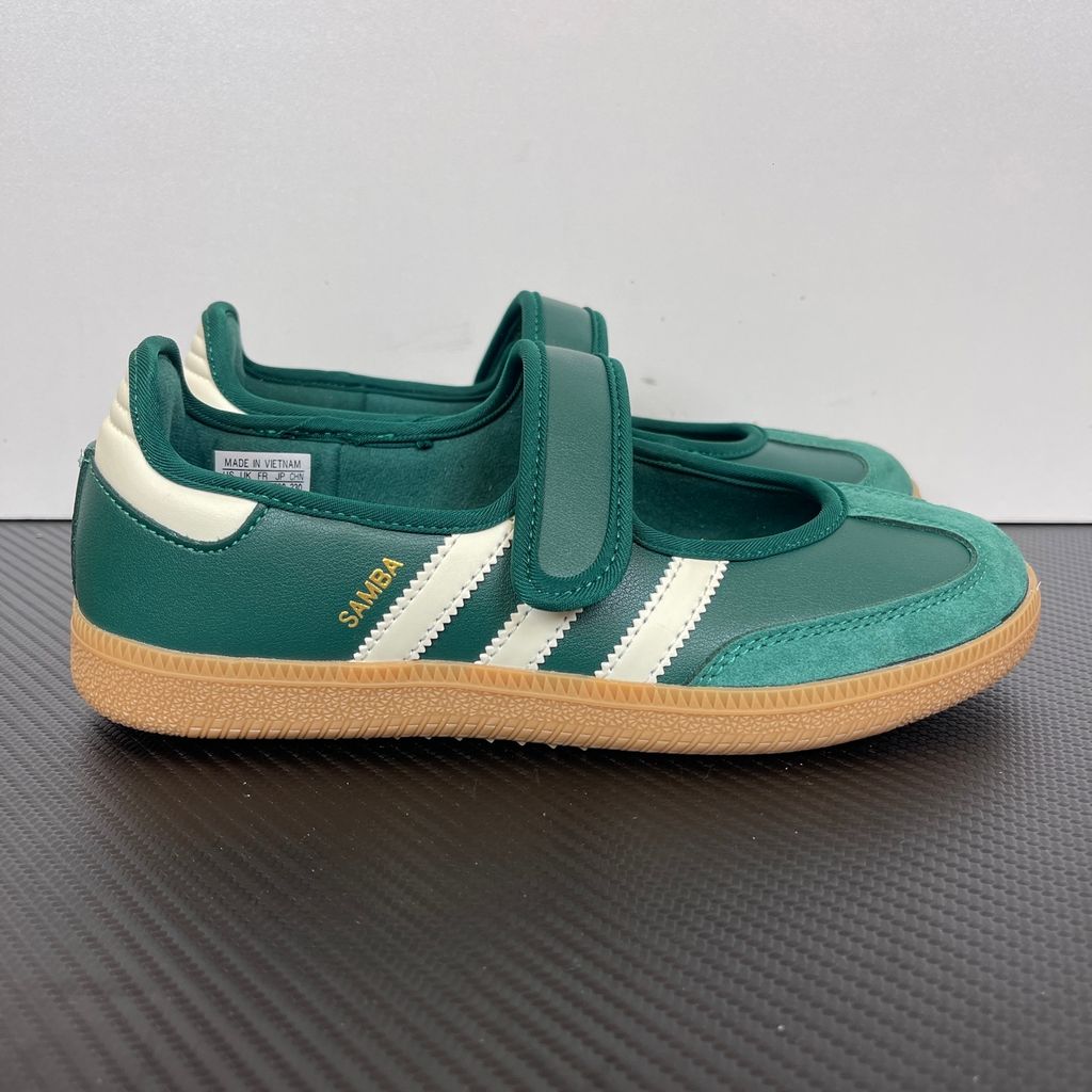 Side profile of the adidas Samba Jane Green White Gum Women's sneaker JR7340, featuring a rich green upper, crisp white serrated 3-Stripes, an adjustable midfoot strap, and a classic gum rubber outsole. Available in Singapore and Malaysia..jpg