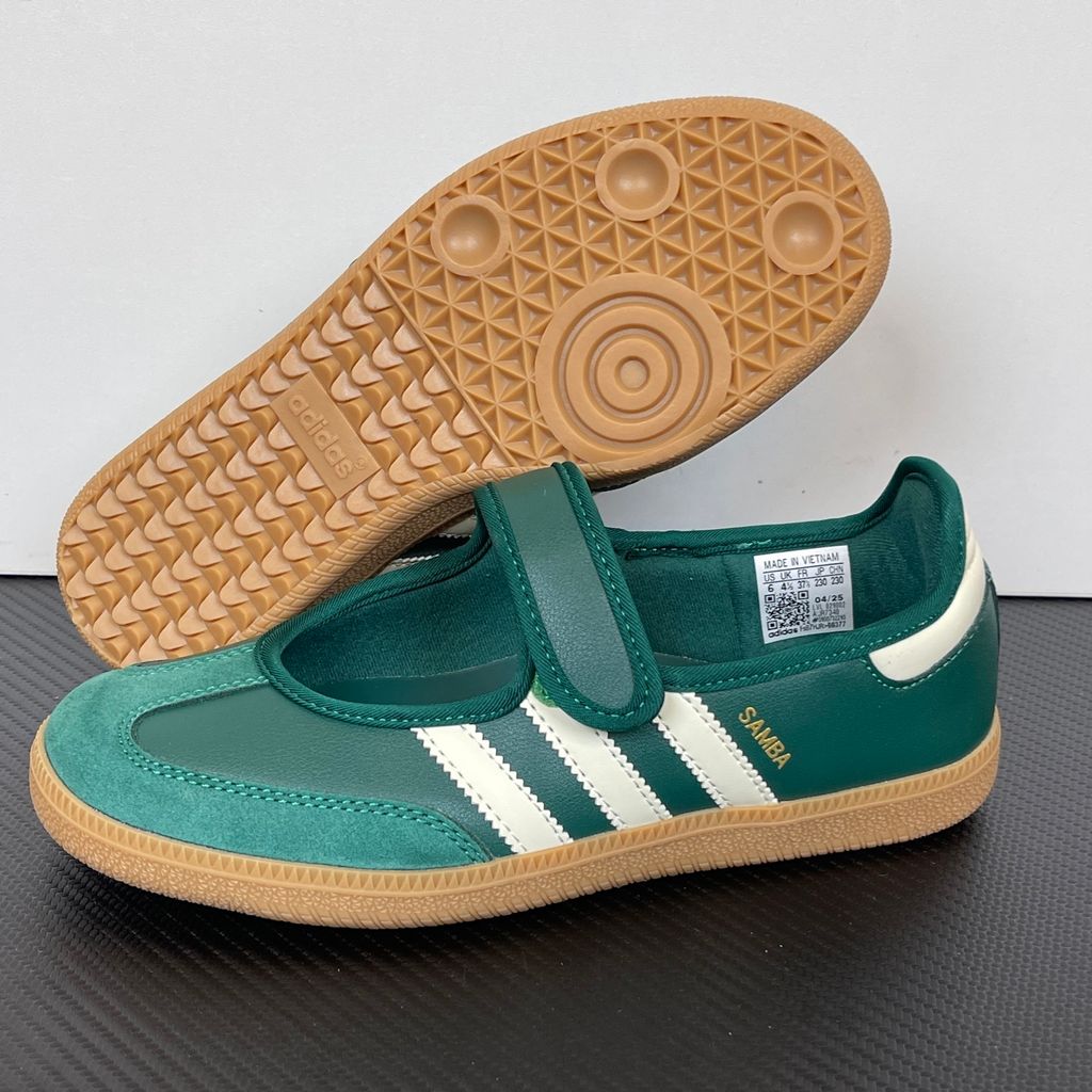 Side profile of the adidas Samba Jane Green White Gum Women's sneaker JR7340, featuring a rich green upper, crisp white serrated 3-Stripes, an adjustable midfoot strap, and a classic gum rubber outsole. Available in Singapore and Malaysia..jpg