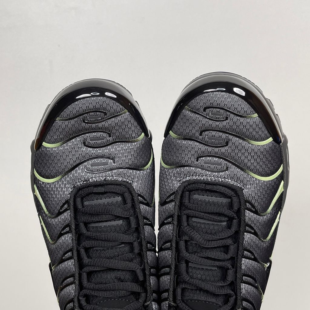 nike-air-max-plus-iron-gray-wavy-tpu-cage-breathable-mesh-upper-details.jpg