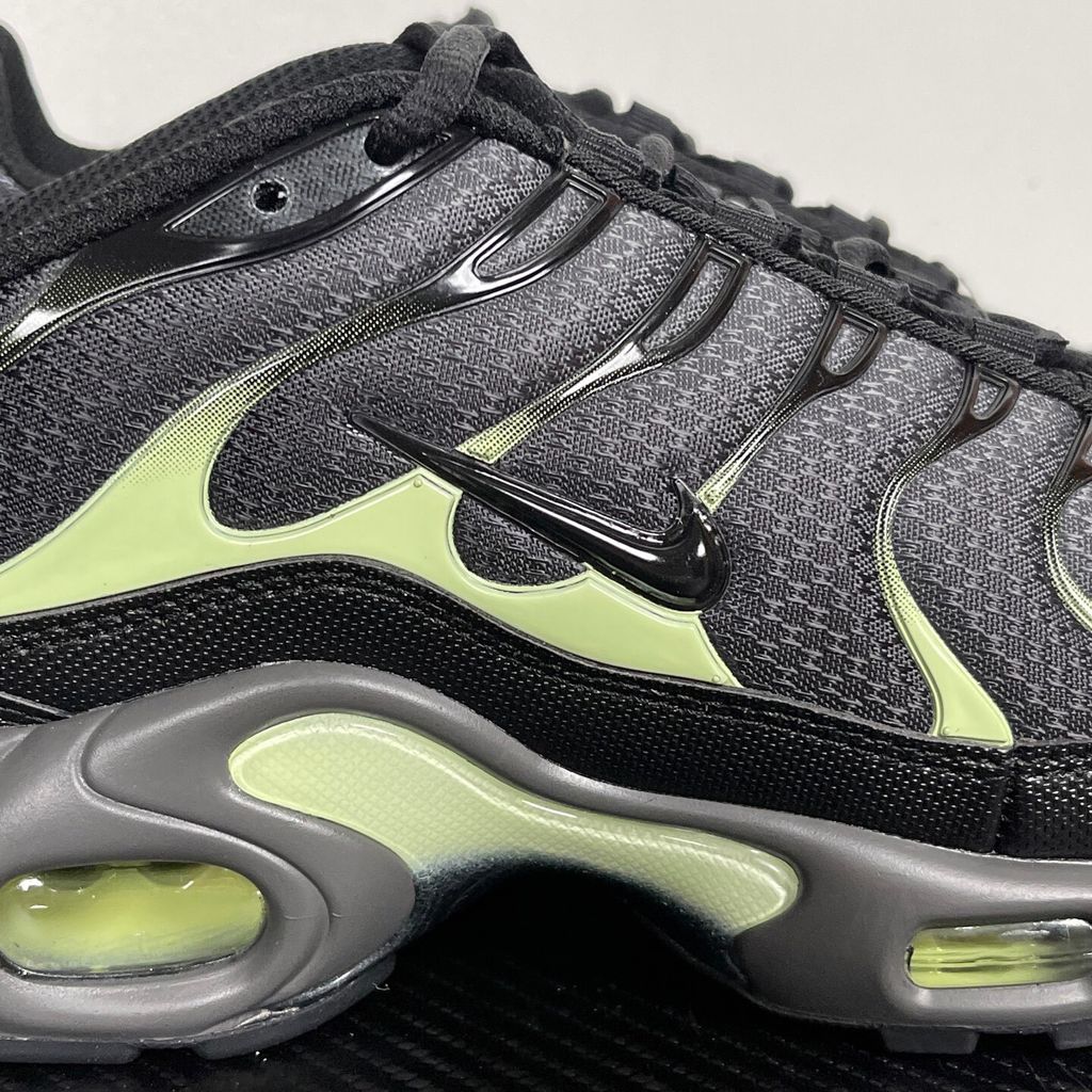 nike-air-max-plus-iron-gray-wavy-tpu-cage-breathable-mesh-upper-details.jpg