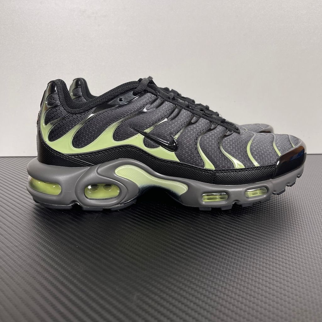 nike-air-max-plus-iron-gray-light-liquid-lime-black-tuned-air-sneaker-dm0032-035.jpg