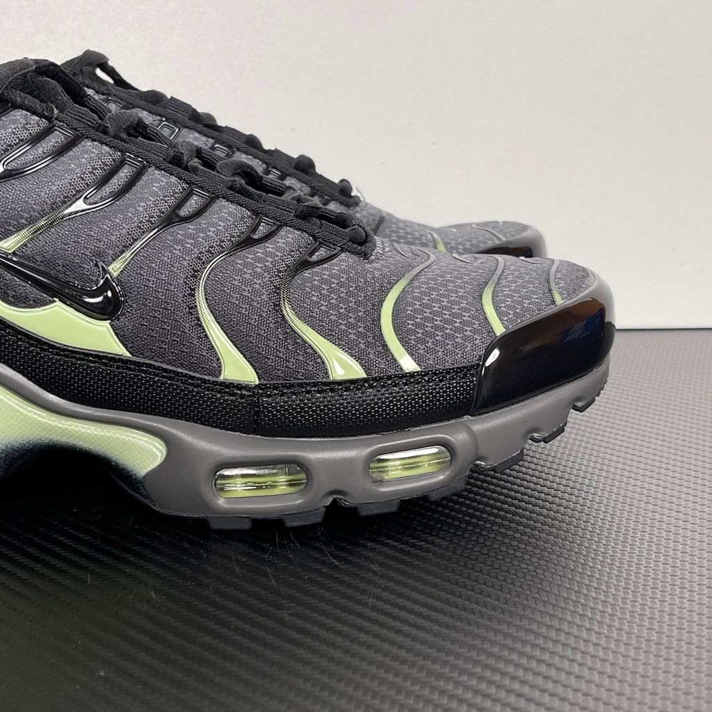 nike-air-max-plus-iron-gray-wavy-tpu-cage-breathable-mesh-upper-details.jpg