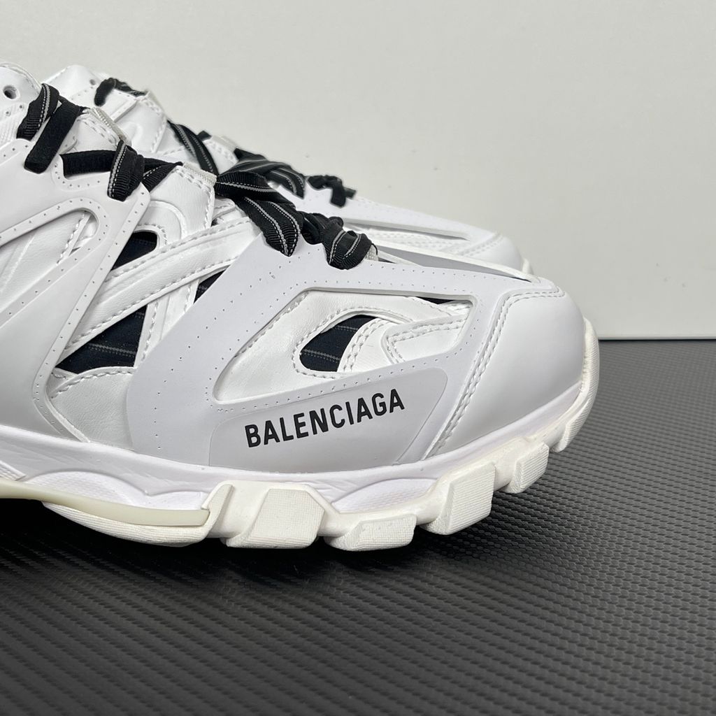 balenciaga-track-3-0-engineered-multi-component-sole-unit.jpg