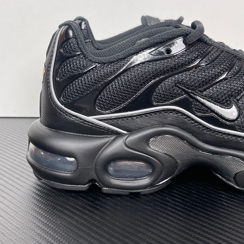 nike-air-max-plus-black-reflective-3m-wavy-tpu-cage-breathable-mesh-upper-details.jpg