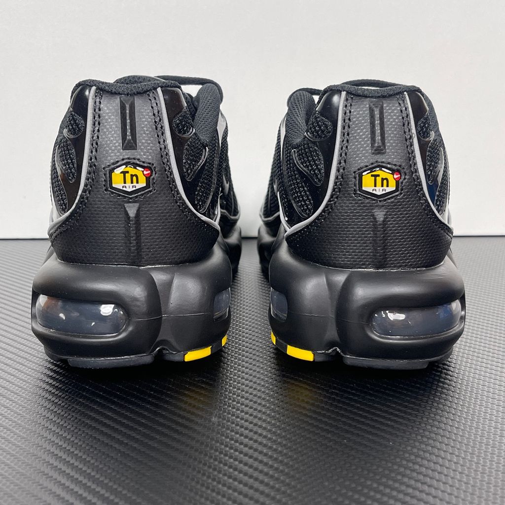 nike-air-max-plus-black-reflective-3m-wavy-tpu-cage-breathable-mesh-upper-details.jpg