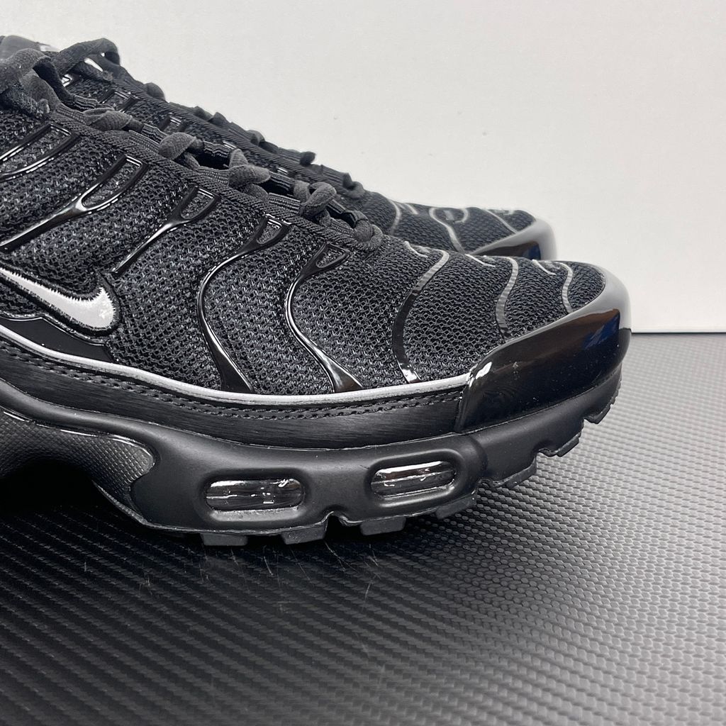 nike-air-max-plus-black-reflective-3m-wavy-tpu-cage-breathable-mesh-upper-details.jpg