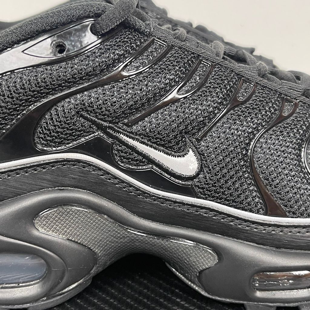 nike-air-max-plus-black-reflective-3m-wavy-tpu-cage-breathable-mesh-upper-details.jpg