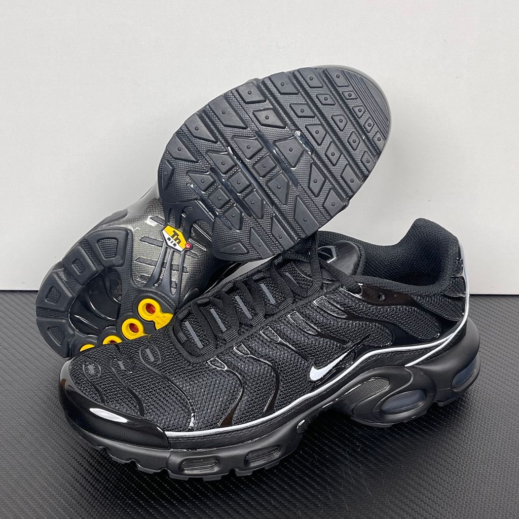 nike-air-max-plus-og-black-reflective-tuned-air-sneaker-hv8066-002.jpg