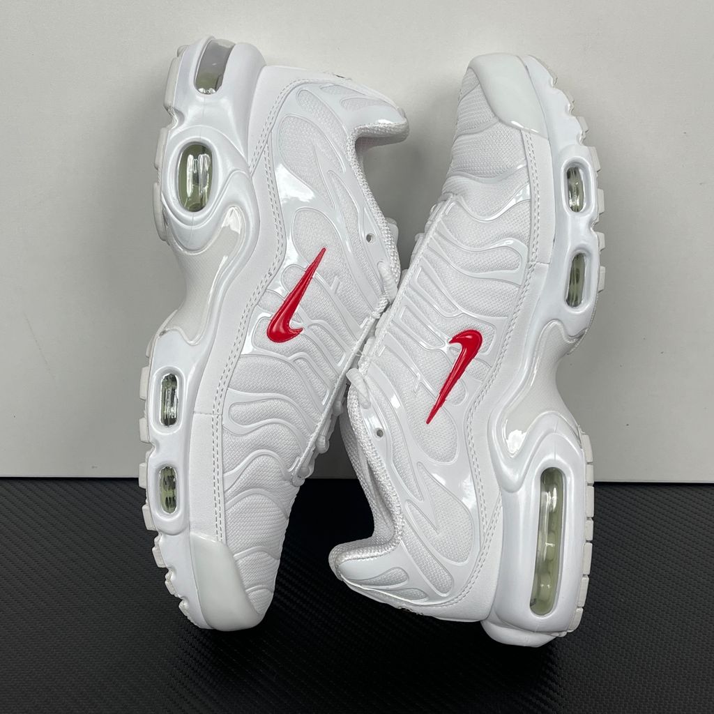 nike-air-max-plus-supreme-white-exclusive-collab-sneaker-da1472-100.jpg