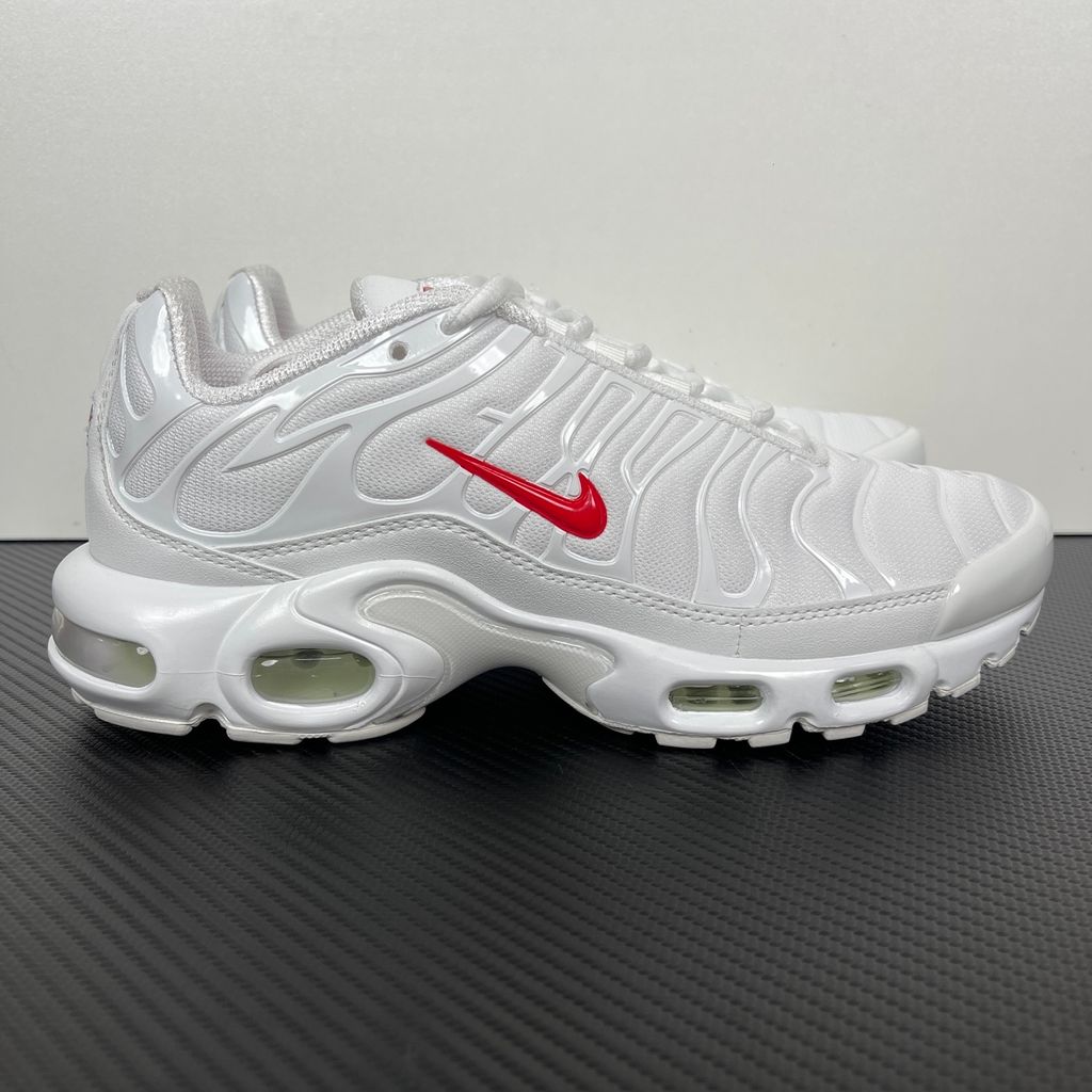 nike-air-max-plus-supreme-white-exclusive-collab-sneaker-da1472-100.jpg
