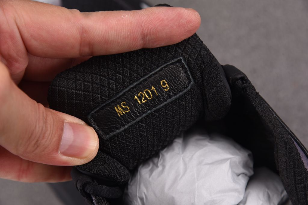 louis-vuitton-runner-tatic-lv-initials-gel-injected-monogram-flower-outsole.jpeg