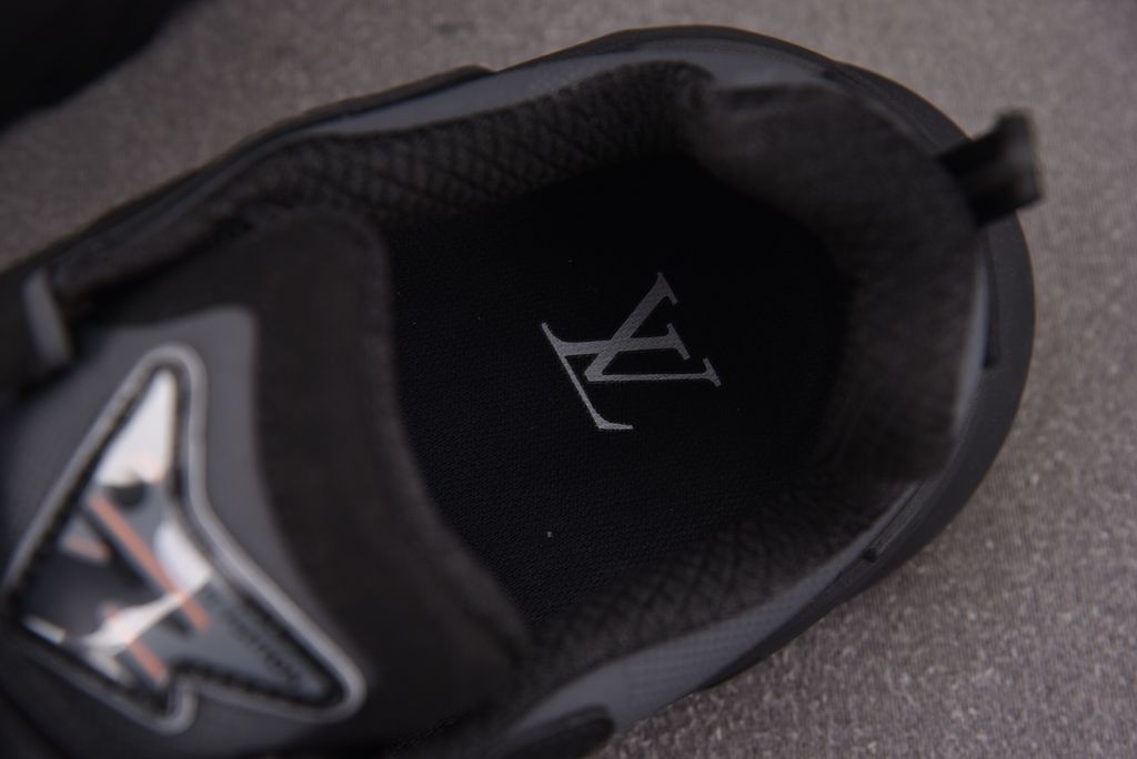 louis-vuitton-runner-tatic-lv-initials-gel-injected-monogram-flower-outsole-noir.jpeg