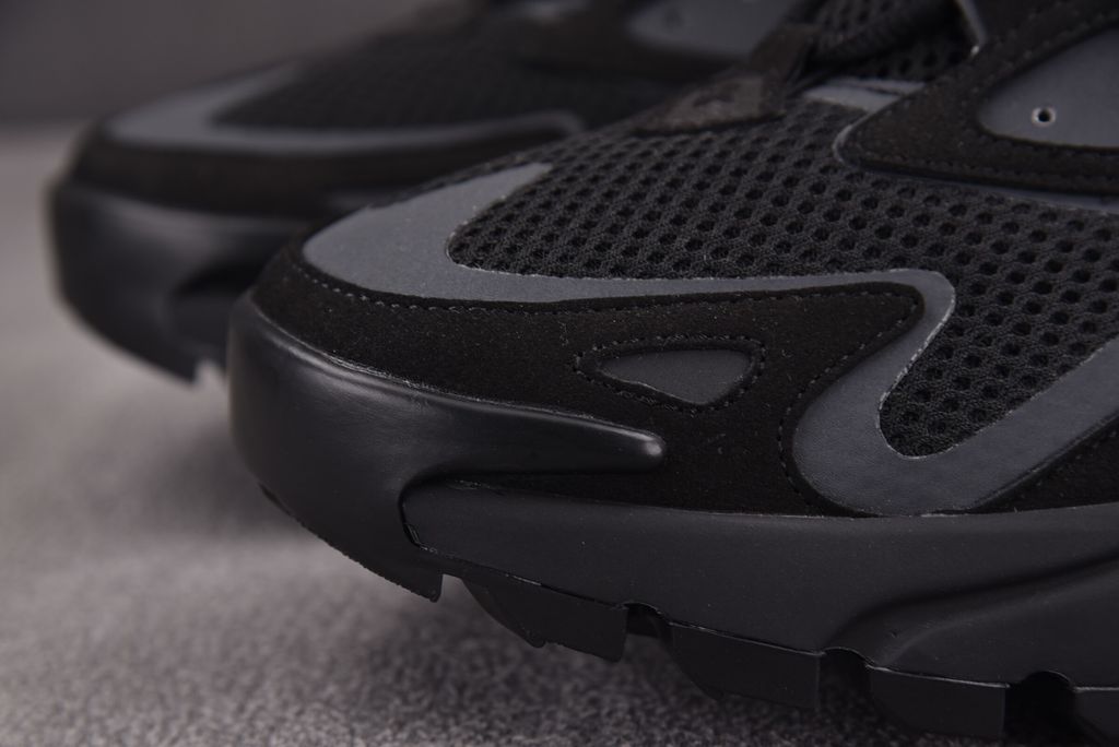 louis-vuitton-runner-tatic-lv-initials-gel-injected-monogram-flower-outsole-noir.jpeg