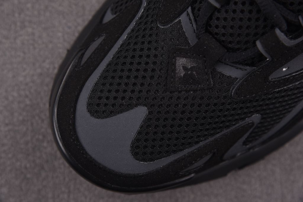 louis-vuitton-runner-tatic-lv-initials-gel-injected-monogram-flower-outsole-noir.jpeg