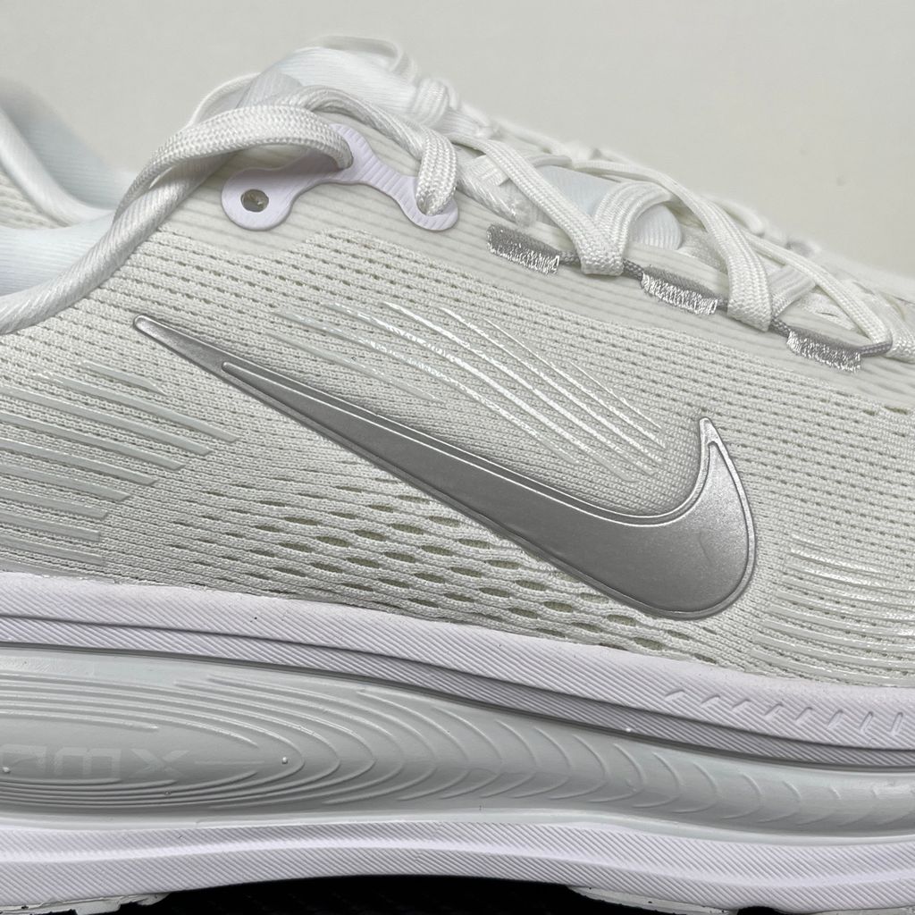 nike-vomero-18-white-photon-dust-womens-running-shoe-hm6804-104.jpg