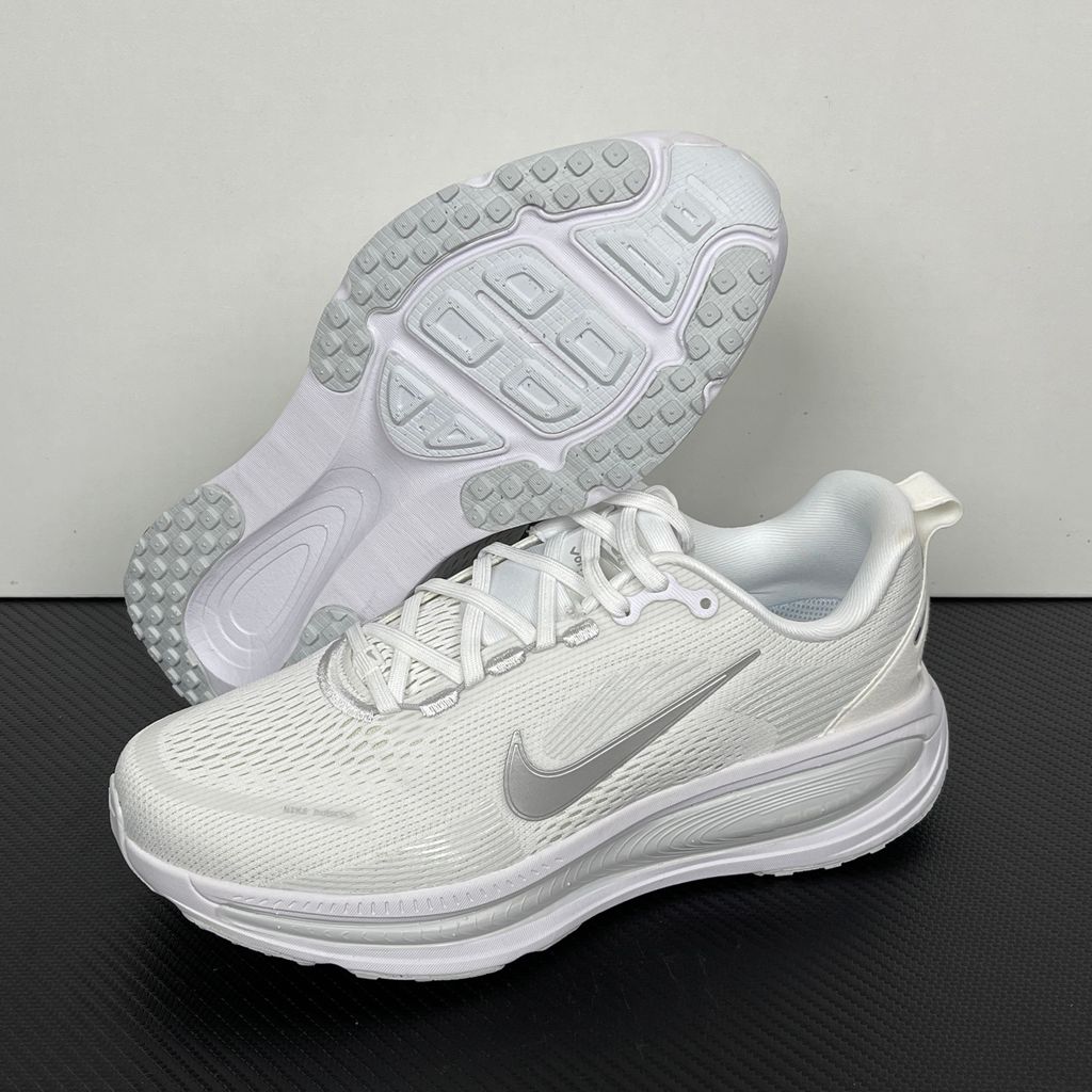 nike-vomero-18-white-photon-dust-womens-running-shoe-hm6804-104.jpg