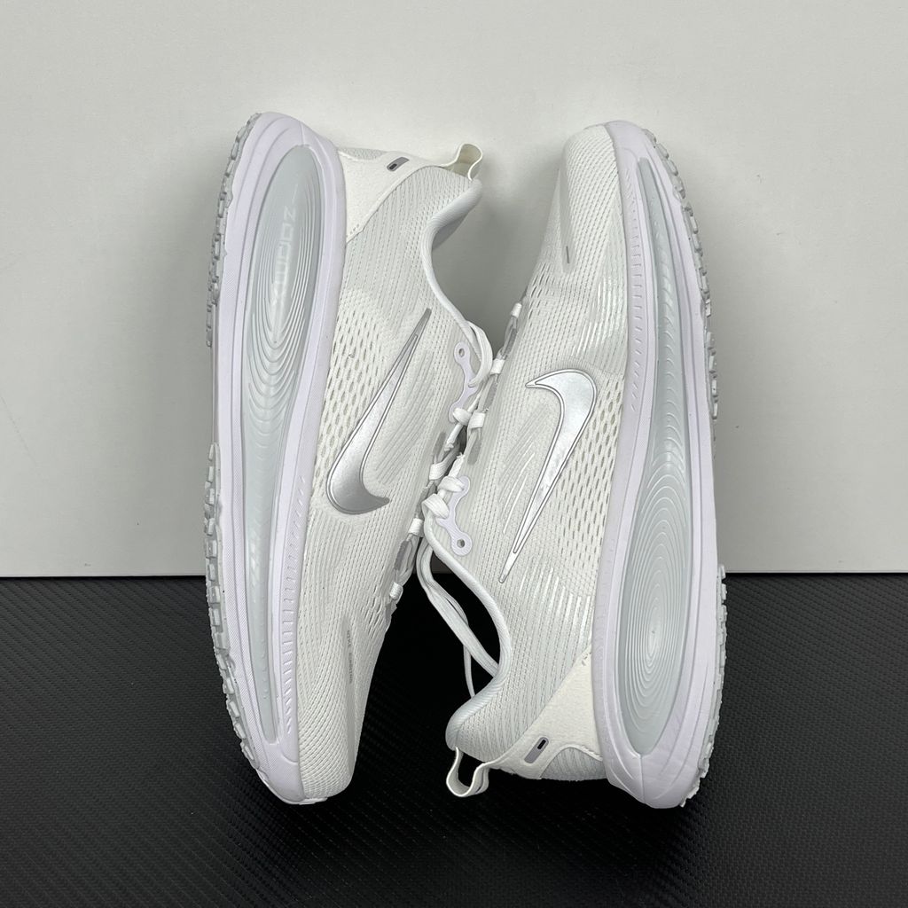 nike-vomero-18-white-photon-dust-womens-running-shoe-hm6804-104.jpg