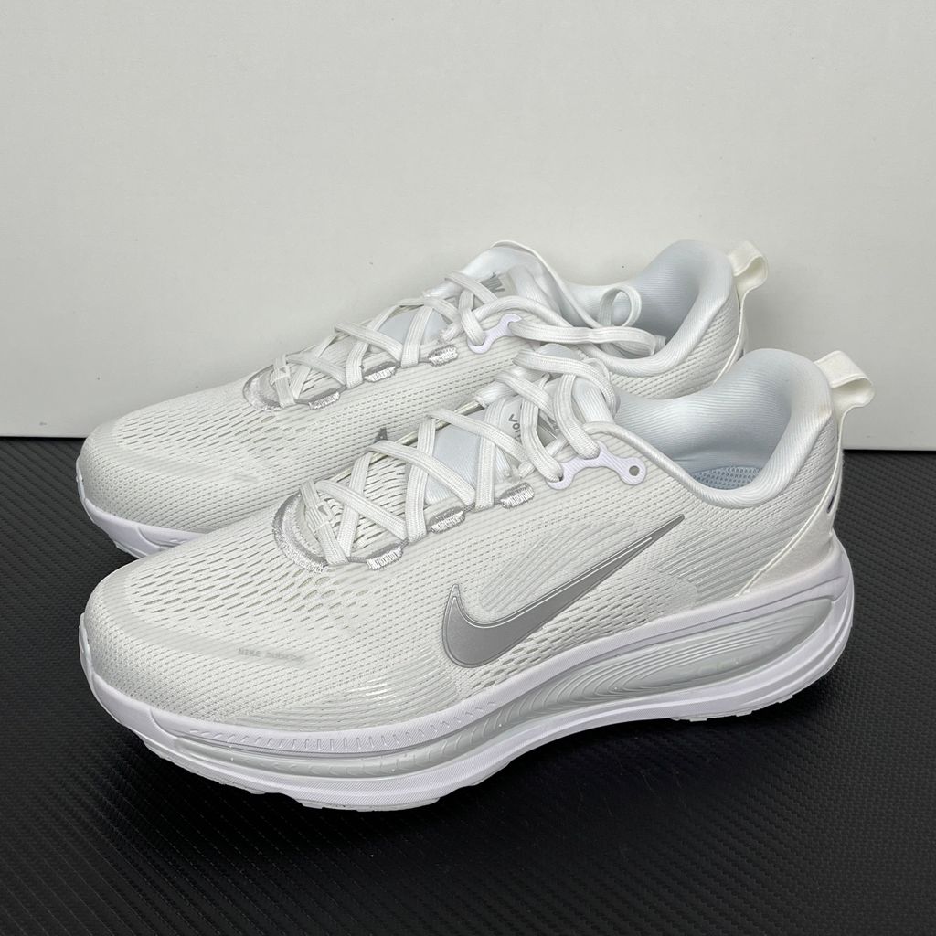 nike-vomero-18-white-photon-dust-womens-running-shoe-hm6804-104.jpg