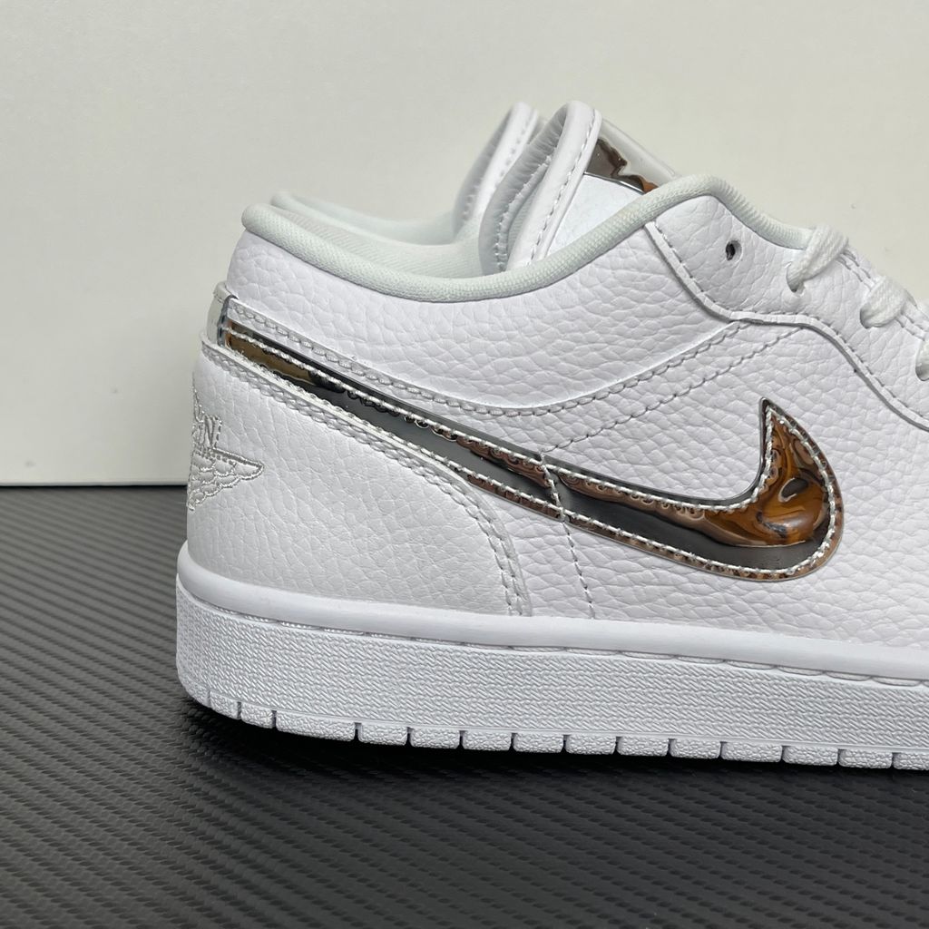 air-jordan-1-low-se-white-metallic-silver-womens-lifestyle-sneaker-iq9381-100.jpg