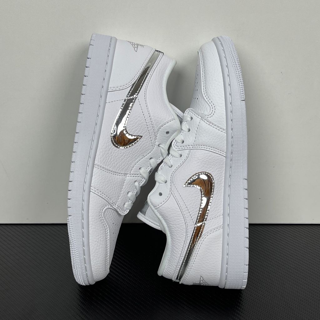 air-jordan-1-low-se-white-metallic-silver-womens-lifestyle-sneaker-iq9381-100.jpg