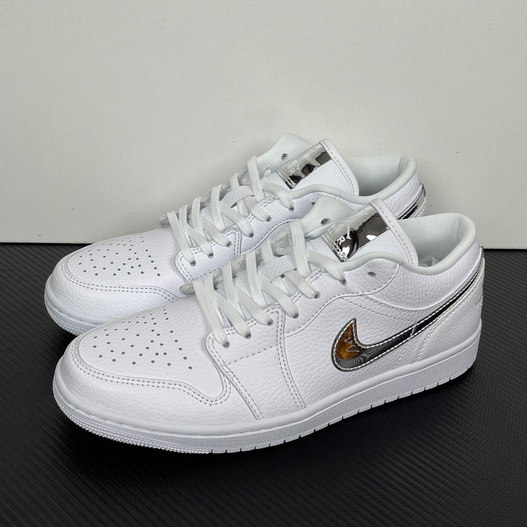 air-jordan-1-low-se-white-metallic-silver-womens-lifestyle-sneaker-iq9381-100.jpg