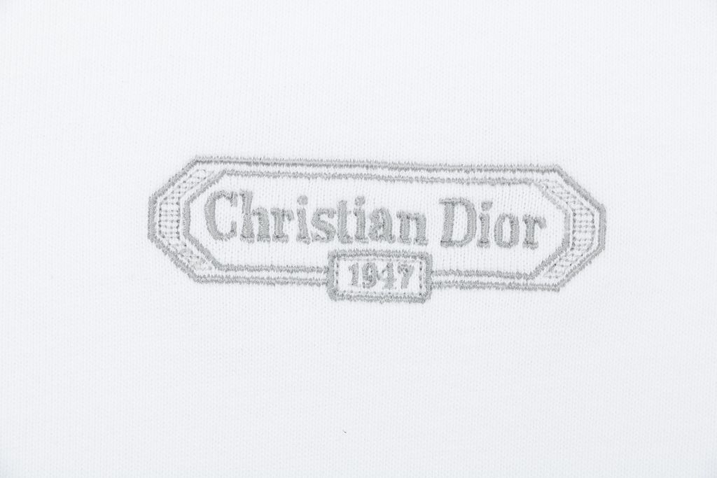 cd-1947-silver-label-barudan-embroidery-hand-sewn-collar-label-detail