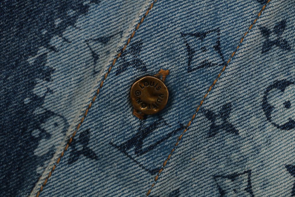 louis-vuitton-map-outline-monogram-jacquard-ribbed-collar-detail