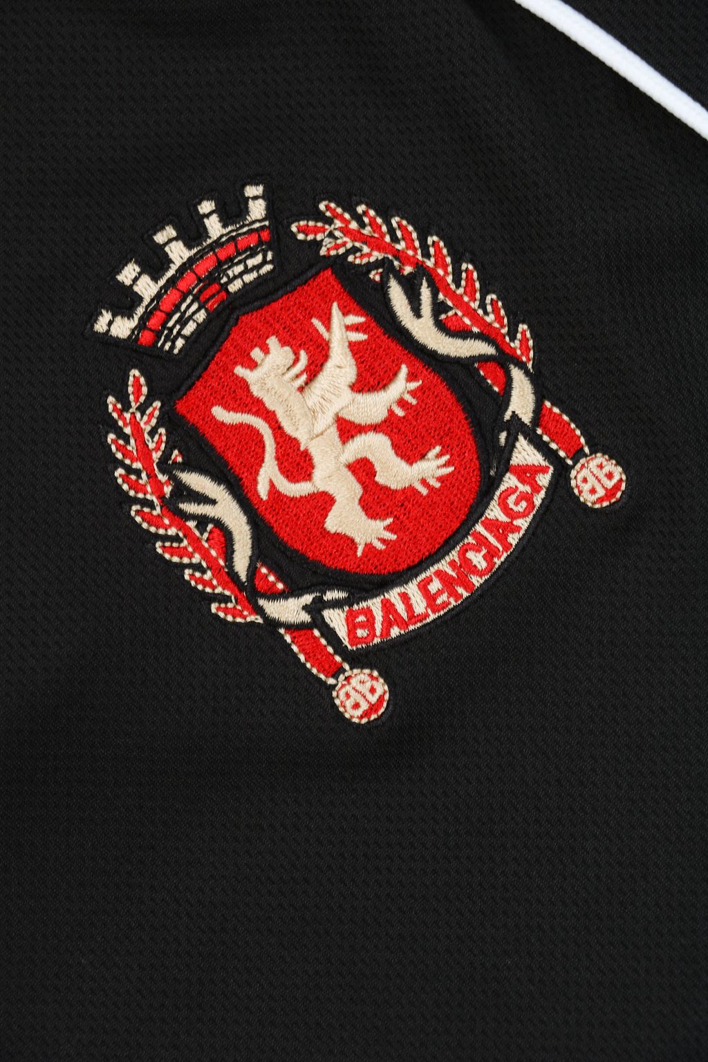 balenciaga-embroidery-screen-print-hybrid-football-jersey-logo-detail