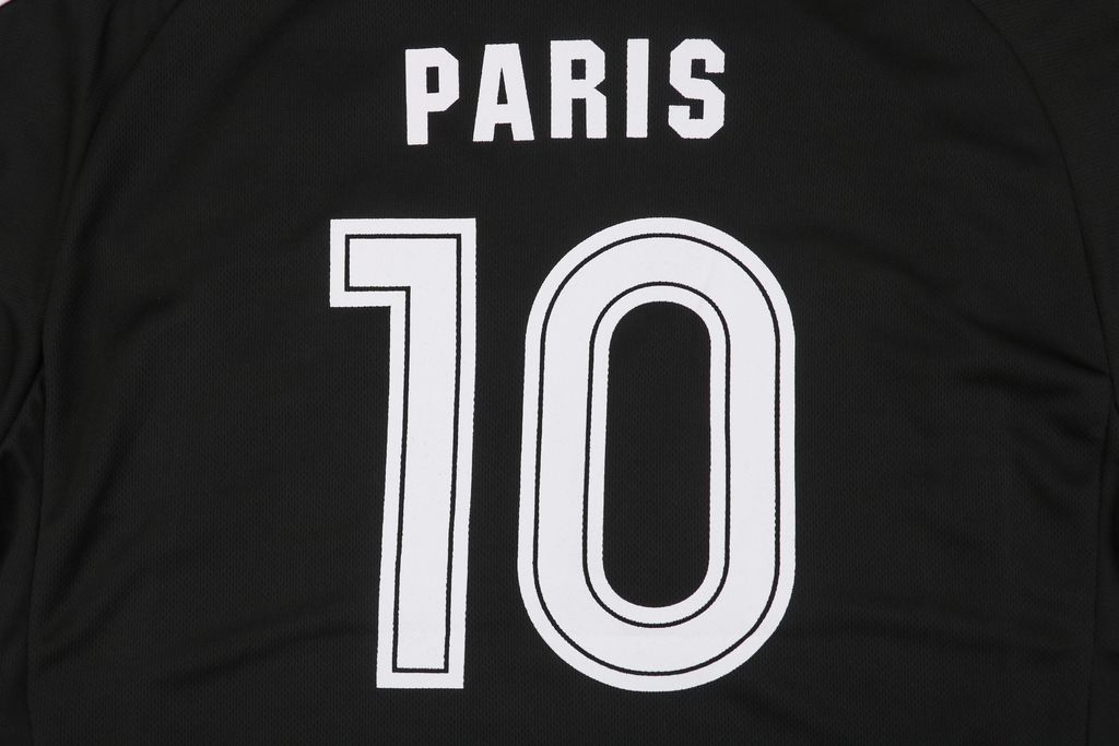 balenciaga-embroidery-screen-print-hybrid-football-jersey-logo-detail
