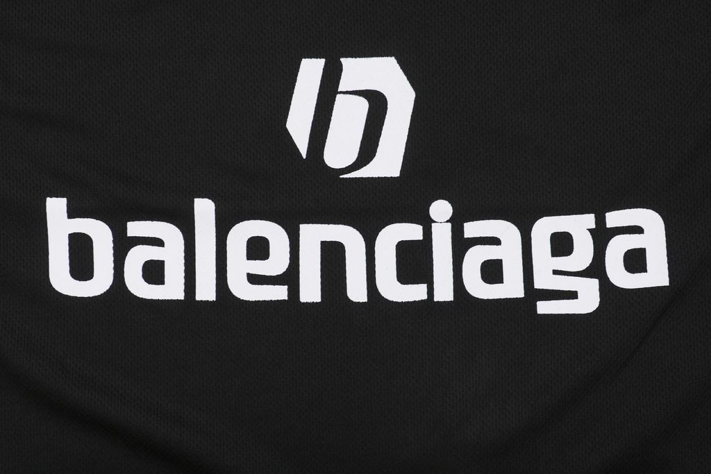 balenciaga-embroidery-screen-print-hybrid-football-jersey-logo-detail