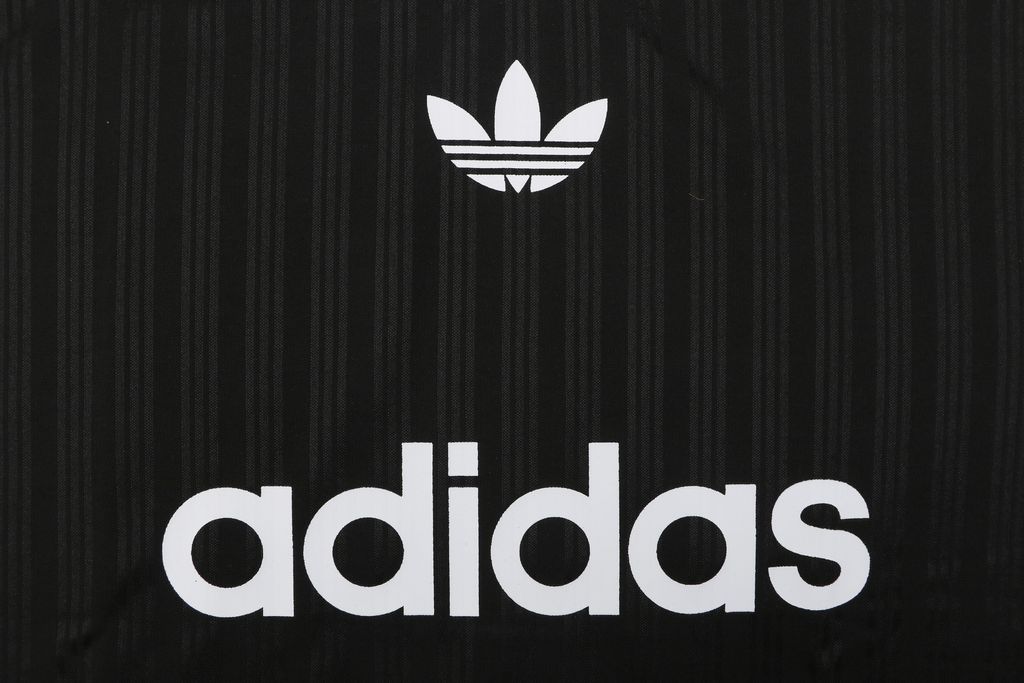 adidas-color-trefoil-retro-logo-street-loose-fit-detail