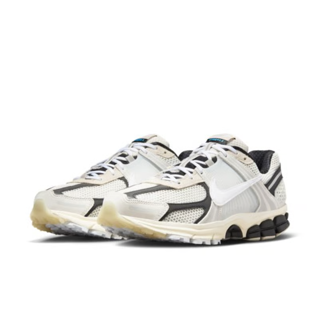 nike-zoom-vomero-5-supersonic-light-bone-black-lifestyle-sneaker-fn7649-110