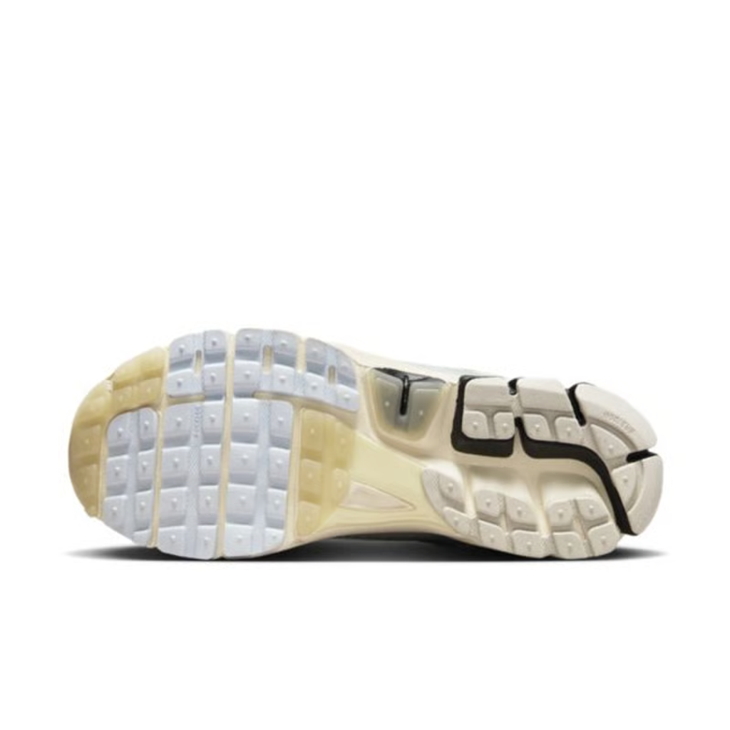 nike-zoom-vomero-5-supersonic-light-bone-black-lifestyle-sneaker-fn7649-110