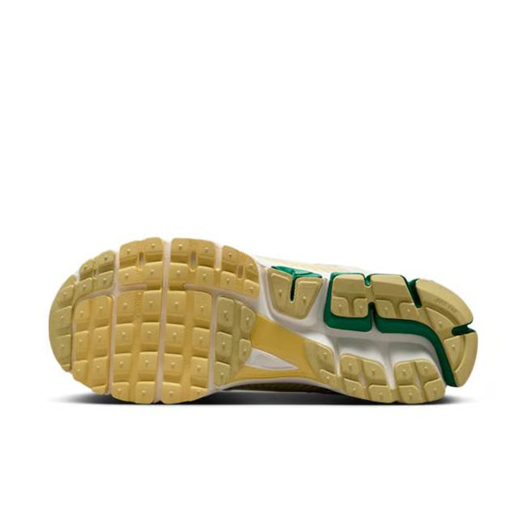 nike-zoom-vomero-5-alabaster-malachite-lifestyle-sneaker-fn8361-100.pic