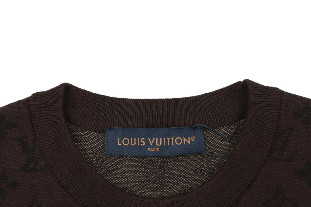 louis-vuitton-brown-gradient-monogram-jacquard-striped-ribbed-collar-detail