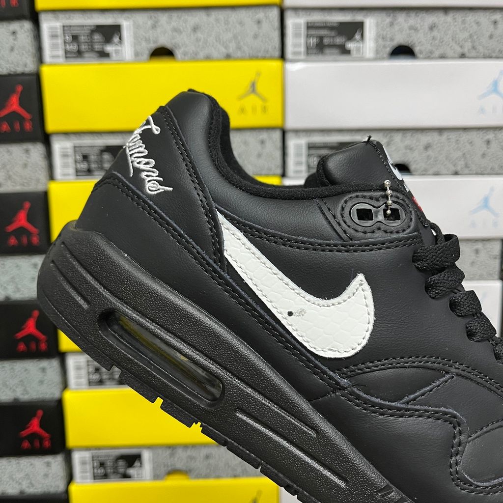 nike-air-max-1-87-sp-supreme-black-white-profile-hf8813-001.jpg