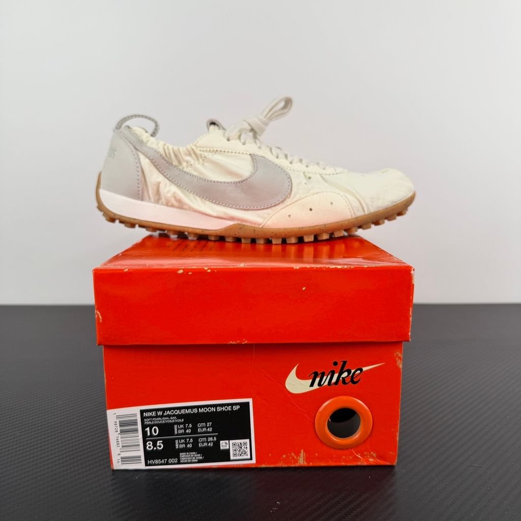 jacquemus-nike-moon-shoe-sp-soft-pearl-profile-hv8547-002.jpg
