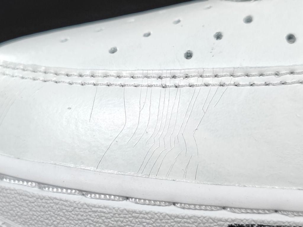 g-dragon-nike-air-force-1-daisy-logo-tongue-paint-streak-midsole.jpg