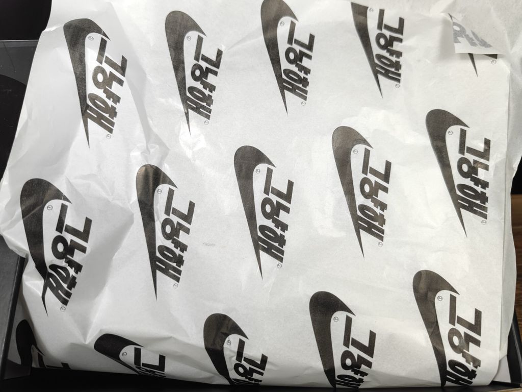 g-dragon-nike-air-force-1-daisy-logo-tongue-paint-streak-midsole