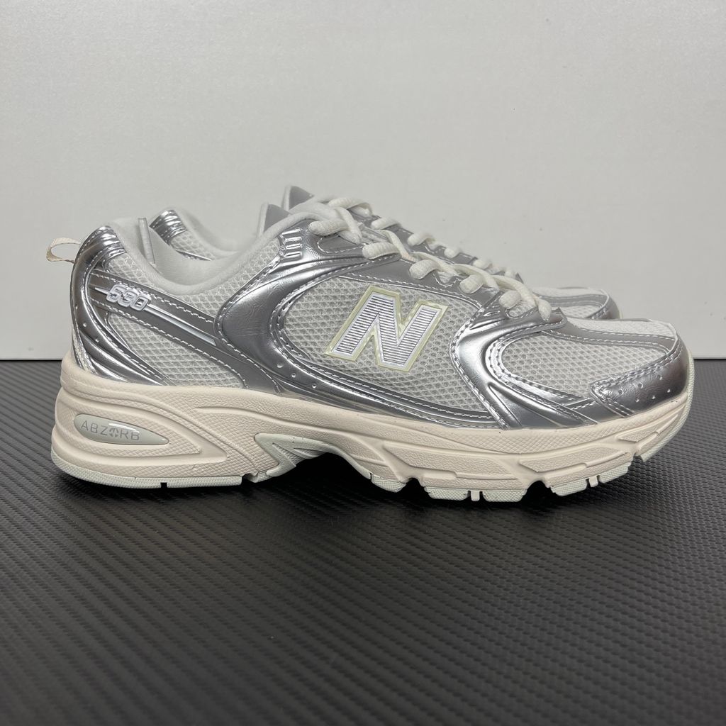 new-balance-530-silver-metallic-reflection-u5303ir-mesh-metallic-profile.jpg