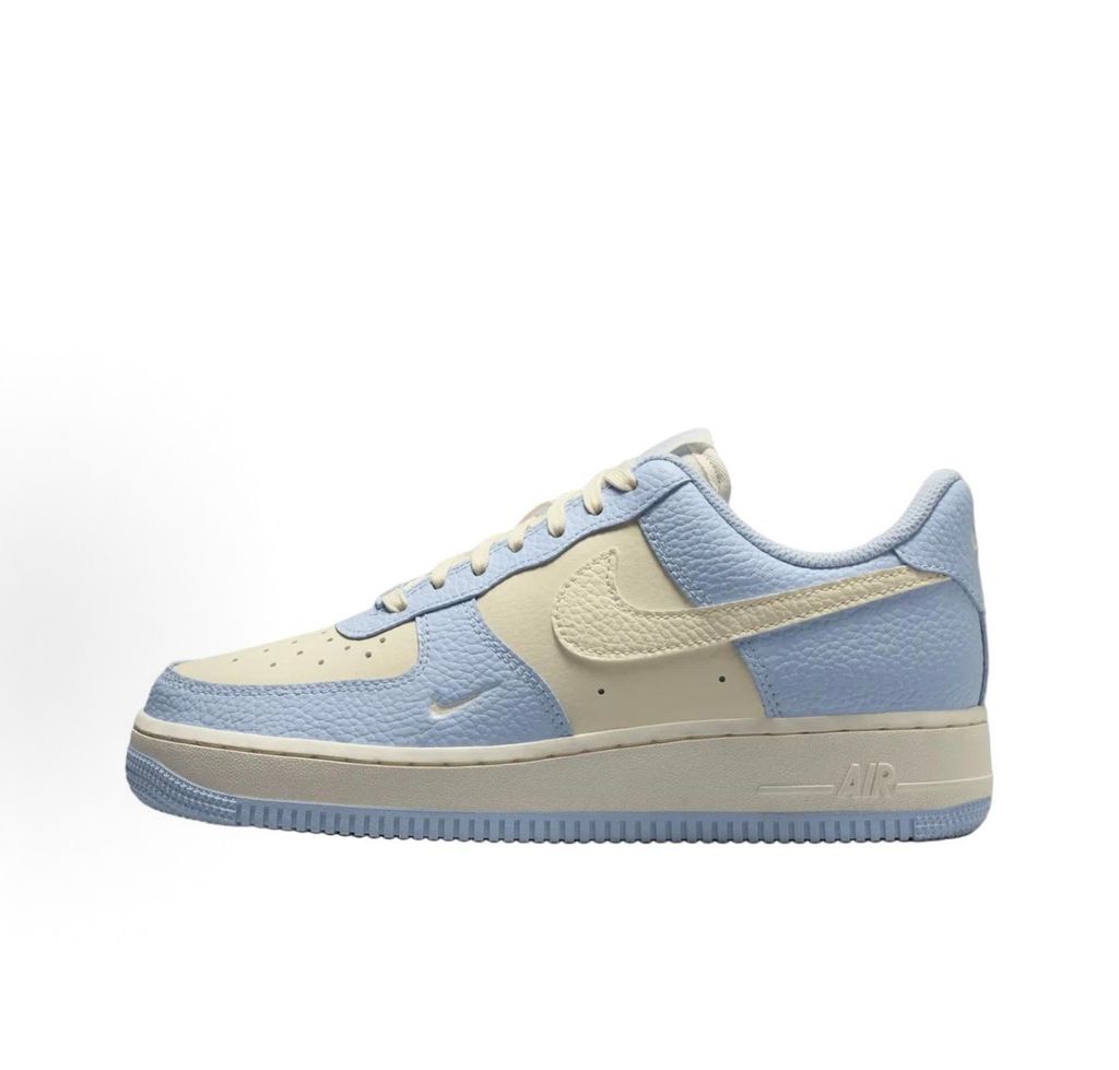 Nike Women's Air Force 1 '07 sneaker in Hydrogen Blue and Soft Pearl, featuring textured tumbled leather overlays, a cream Swoosh, and a mini embroidered Swoosh, SKU IV3222-400.
