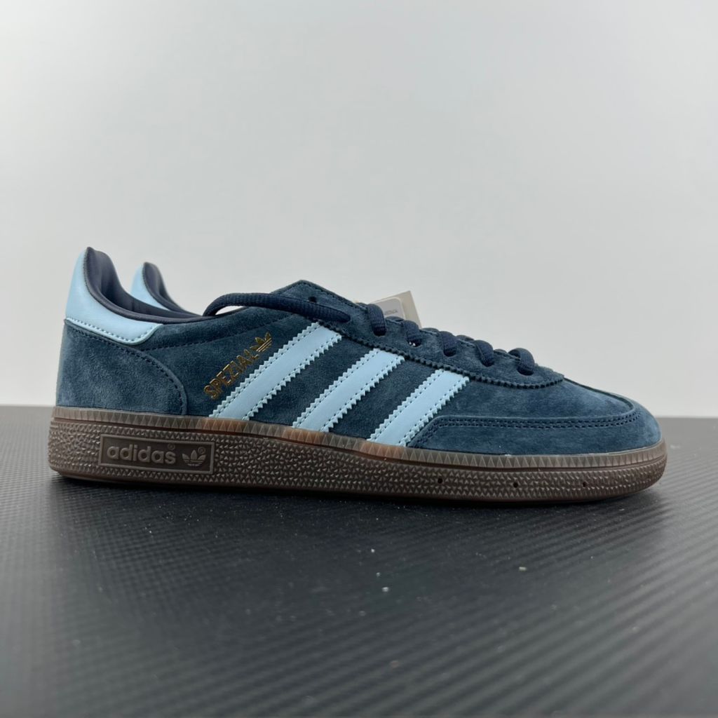 adidas Handball Spezial vintage terrace sneaker in Collegiate Navy suede, featuring Clear Sky light blue leather Three Stripes and a dark gum rubber sole, SKU BD7633.
